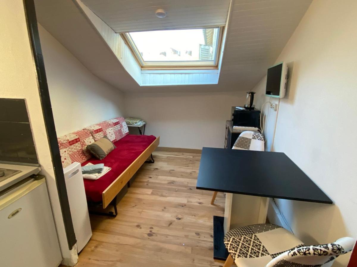 Les Studios Meubles De L'Avenue Bouloumie ヴィッテル エクステリア 写真