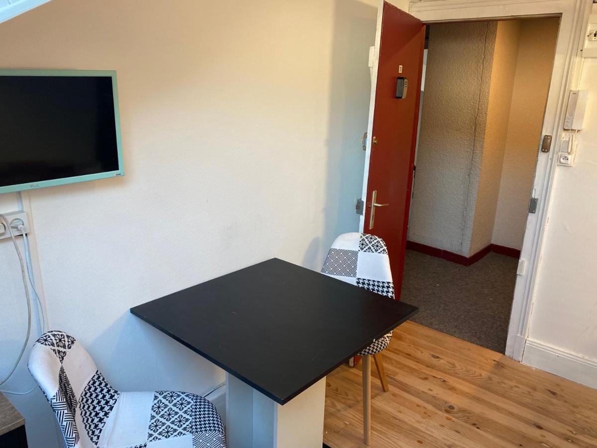 Les Studios Meubles De L'Avenue Bouloumie ヴィッテル エクステリア 写真